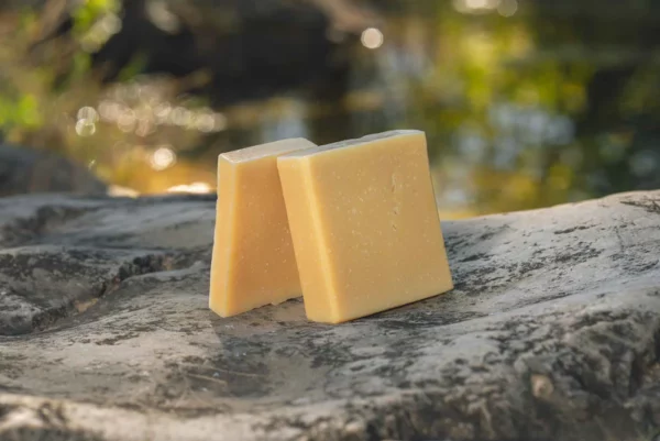 MIEL, SAVON TRÈS DOUX AU MIEL ET À LA CIRE D’ABEILLES – Image 2